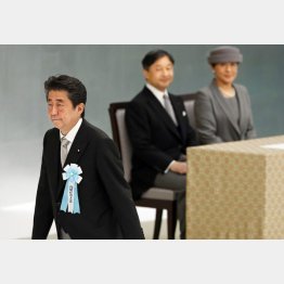 即位儀式をイベント化（天皇、皇后両陛下と安倍首相）／（Ｃ）共同通信社