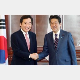 2018年の東邦経済フォーラムでは仲良し会談（安倍首相と韓国の李洛淵首相＝左）／（代表撮影・共同）