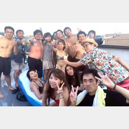 入居者の友達も呼んでシェアハウスの屋上でBBQとプールのパーティー（提供写真）