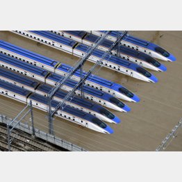 車内も水浸し…（Ｃ）共同通信社