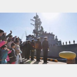 海外派遣が当たり前のようになっていく自衛隊（ソマリア沖に向かう海上自衛隊の護衛艦）／（Ｃ）共同通信社