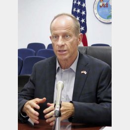 日韓訪問で圧力をかけるスティルウェル米国務次官補（Ｃ）共同通信社
