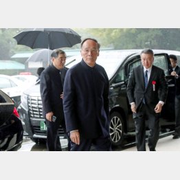 即位の礼に参列するため皇居を訪れた王岐山中国国家副主席（Ｃ）ロイター