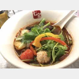 「スープ春雨」に食べたい具材をトッピング（Ｃ）日刊ゲンダイ