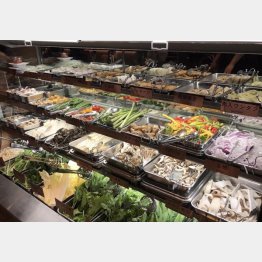 約50種類のトッピングが並ぶ冷蔵ケース（Ｃ）日刊ゲンダイ