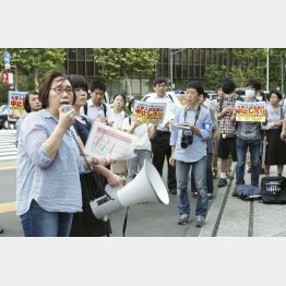 受験生は怒り心頭（導入反対の集会を開いた京都工芸繊維大の羽藤教授＝左端＝ら）／（Ｃ）共同通信社