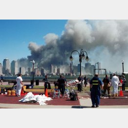 呆然とする救急隊員たち（Ｃ）ロイター