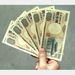 守礼門がデザインされた2000円札（Ｃ）日刊ゲンダイ