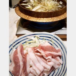 出汁に浸したネギをくるんで（Ｃ）日刊ゲンダイ