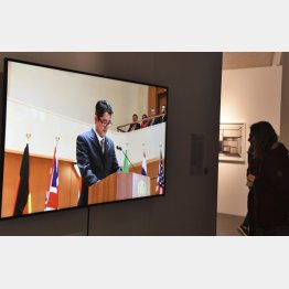 「ジャパン・アンリミテッド」で展示された、安倍首相に扮した人物の動画作品（Ｃ）共同通信社
