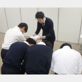 2020年度の大学入学共通テスト実施中止を求め、文科省の担当者（奥）に署名を手渡す高校生（Ｃ）共同通信社