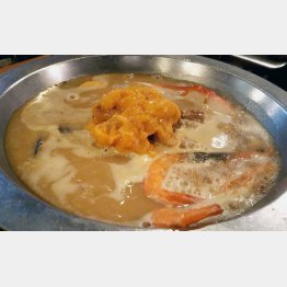 ウニが山盛りの「ウニの黄金鍋」（Ｃ）日刊ゲンダイ