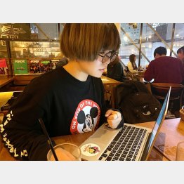 カフェで作業する“いとかな”さん（提供写真）