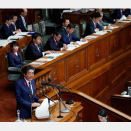 所信表明演説を行う安倍首相（10月）／（Ｃ）日刊ゲンダイ