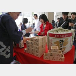 改元時には振る舞い酒も（松屋銀座）／（Ｃ）日刊ゲンダイ