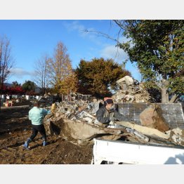 今も片付けに追われている（Ｃ）日刊ゲンダイ