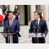 「批判」に対するスタンスは正反対（マクロン仏大統領と安倍首相）（Ｃ）ロイター