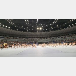 応援「エッサッサ」の実演。動きは居合道の中段の足腰構えにランニング走法の腕振り（Ｃ）日刊ゲンダイ