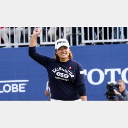 ２週連続完全優勝の鈴木愛（Ｃ）日刊ゲンダイ