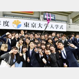 大学受験の予備校となれば、年間100万円近くかかるが…（Ｃ）共同通信社
