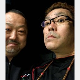 茨木「水餃子の店哈尓濱（ハルビン）」の2代目・秋田義人さんと（提供写真）