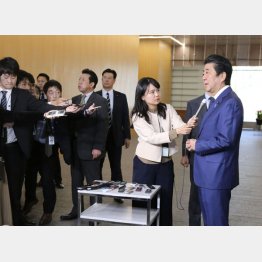 「桜を見る会」を巡り、記者の質問に答える安倍首相（Ｃ）共同通信社