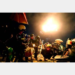 警官隊の突入に備える学生たち（Ｃ）ロイター