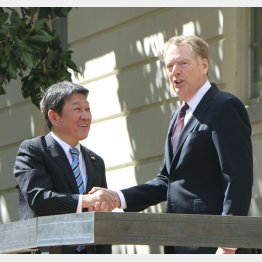 握手する茂木外相とライトハイザー米通商代表（6月）／（Ｃ）共同通信社