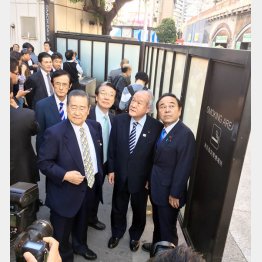 喫煙所を視察する議員たち（Ｃ）日刊ゲンダイ