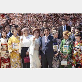 耳を疑うような説明…（2019年度安倍首相主催の「桜を見る会」）／（Ｃ）日刊ゲンダイ