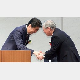 握手する安倍首相（左）と経団連の中西宏明会長（Ｃ）日刊ゲンダイ