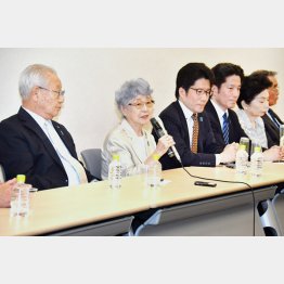 拉致問題は大きく後退（拉致被害者家族会の横田早紀江さんら）／（Ｃ）日刊ゲンダイ