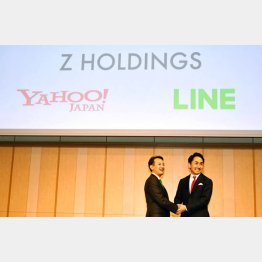 これからが大変（ZHD川辺社長＝左とLINE出沢社長）／（Ｃ）日刊ゲンダイ