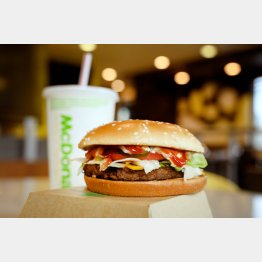 ビヨンド・ミートのパテを使ったマクドナルドの「PLT」バーガー（カナダ・オンタリオのテストレストランで）／（Ｃ）ロイター