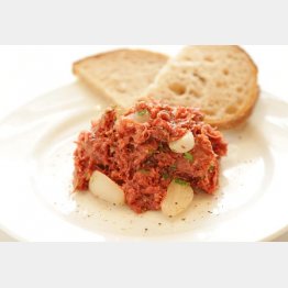 合う酒＝軽めの赤ワイン（Ｃ）日刊ゲンダイ