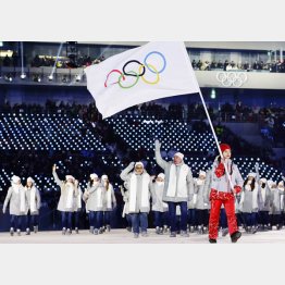 平昌では五輪旗で入場したロシアの選手（Ｃ）共同通信社