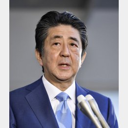 在職日数が憲政史上歴代１位となり、記者の質問に答える安倍首相（Ｃ）共同通信社