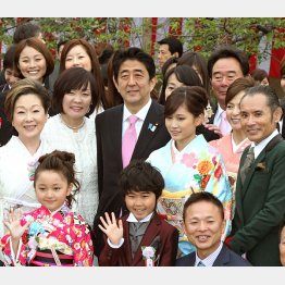 2013年の「桜を見る会」（Ｃ）日刊ゲンダイ