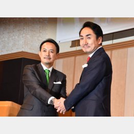 話題の両社（Zホールディングスの川辺社長＝左、とLINEの出沢社長）／（Ｃ）日刊ゲンダイ