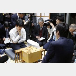 第69期王将戦挑戦者決定リーグで広瀬章人竜王（後ろ姿）に敗れた藤井聡太七段（Ｃ）共同通信社