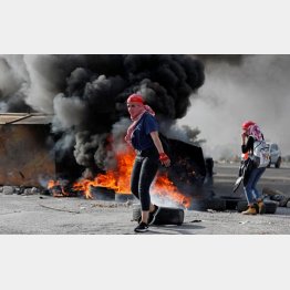 ヨルダン川西岸地区ユダヤ人入植地ベイト・エル近くで、反イスラエルの抗議をするパレスチナ人女性（Ｃ）ロイター