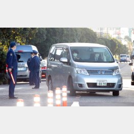 送検される沢尻エリカ容疑者を乗せた警察車両（Ｃ）日刊ゲンダイ