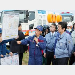 24日は台風被災地視察で“やってる感”（代表撮影）