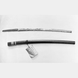 大久保利通暗殺に使用された日本刀。警視庁新館への引っ越しで旧館の鑑識課から見つかった。下げ紙に「明治十一年五月十一日殺人犯島田一郎他五名ノ凶行ニ用ヰタルモノ」と書かれている（Ｃ）共同通信社