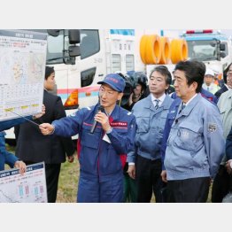 台風１９号の被害と復旧状況について説明を受ける安倍首相（右端）＝24日午後、宮城県大崎市（代表撮影）
