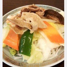 汁ナシビーフンの味変には、卓上のにんにく醤油を（提供写真）