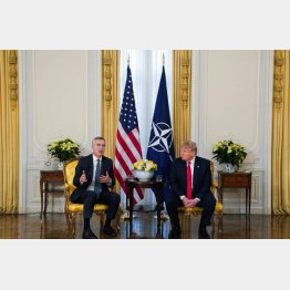 NATOのストルテンベルグ事務総長（左）とトランプ大統領（Ｃ）ロイター