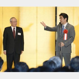 パーティーでも結託（安倍首相と横倉日医会長㊧）／（Ｃ）共同通信社