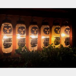 店先に並んだ弓張提灯（Ｃ）日刊ゲンダイ