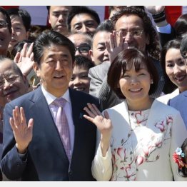 安倍内閣の閣議決定により“私人”と定義されている昭恵夫人（右）／（Ｃ）日刊ゲンダイ